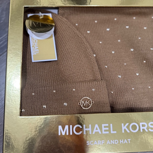 New ✨ Michael Kors Scarf & Hat Gift Set – Camel / Gold-Tone Accents ✨ - Picture 3 of 6